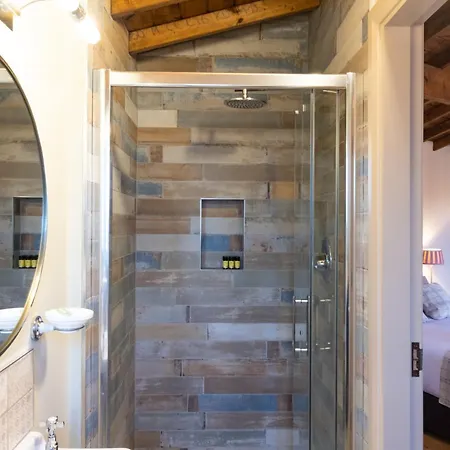 Wildlands Galway بيت خشبي *